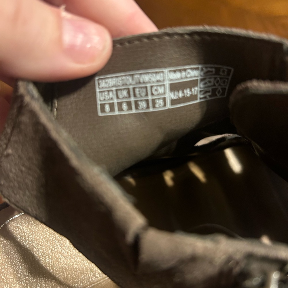 Size 8 booties Vionic - Picture 4 of 5